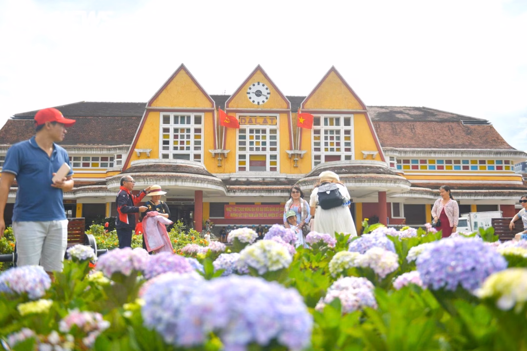 Ga Đà Lạt hiện là một trong những điểm đến yêu thích của hàng nghìn du khách mỗi ngày bởi vẻ đẹp hoài cổ và nên thơ.