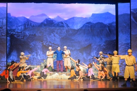 Quảng Ninh kêu gọi du khách ủng hộ du lịch Hạ Long sau tai nạn lật tàu Trình diễn vở cải lương ca ngợi Anh hùng, Liệt sỹ Trần Thành Ngọ