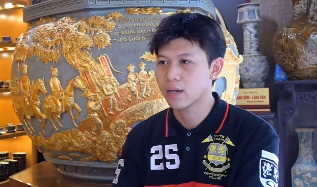 Số hóa làng gốm bằng công nghệ Anh Nguyễn Minh Quang đang thực hiện nhào đất. Đây là một công đoạn quan trọng trong quy trình sản xuất các sản phẩm gốm. Ảnh: Thành Nhân