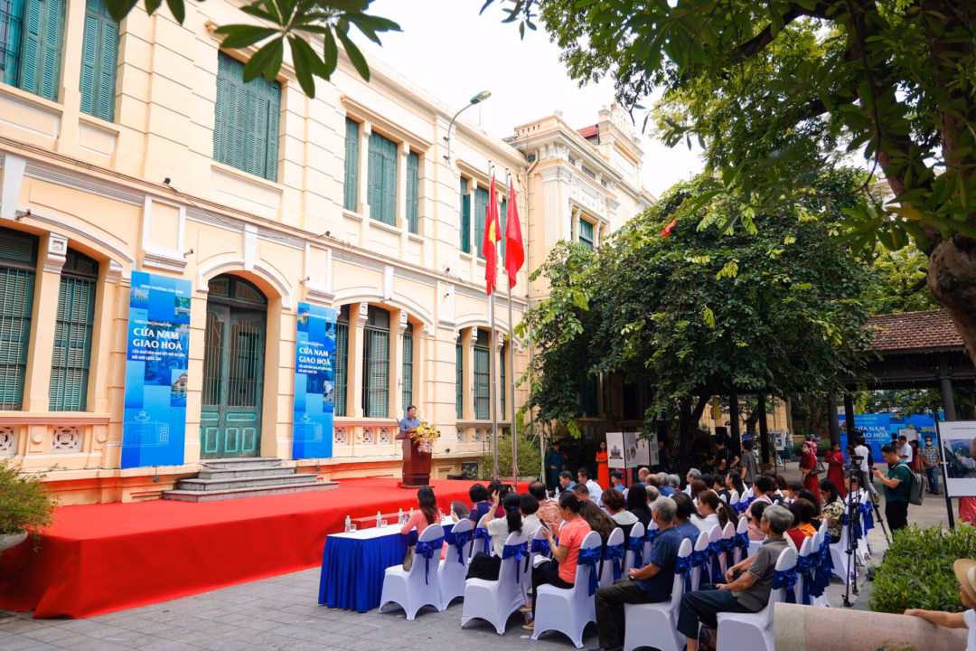 Đặc biệt, công chúng còn được chiêm ngưỡng cụm hình ảnh nghiên cứu công phu của nhà nghiên cứu Trần Hậu Yên Thế về biểu tượng Thành huy Hà Nội trên trán nhà trường Trưng Vương, cùng vẻ đẹp của hoa sắt trang trí kiến trúc Cửa Nam qua bộ sưu tập “Song xưa phố cũ”.
