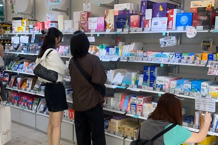 Cửa hàng thuốc Hàn Quốc bùng nổ nhờ kem dưỡng da và thuốc bôi trị giá rẻ Myeong-dong is one of Seoul's busiest shopping districts