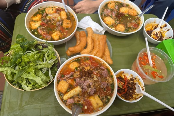 Hà Nội: Ăn bún riêu thấy hạt nhãn trong bát, khách bức xúc thái độ của quán