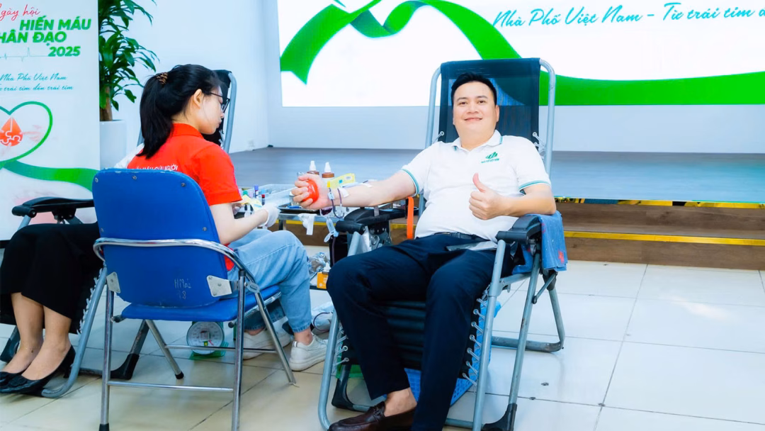 Ông Nguyễn Văn Nam – Giám đốc Ban Truyền thông, Tập đoàn Nhà Phố Việt Nam hiến máu tại chương trình.