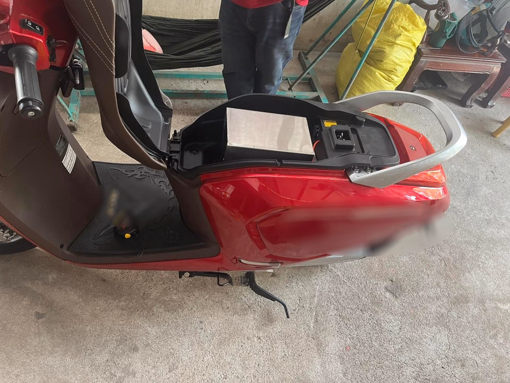 Một chiếc xe máy điện lắp thùng pin độ để đi xa hơn thông số tiêu chuẩn nhà sản xuất.