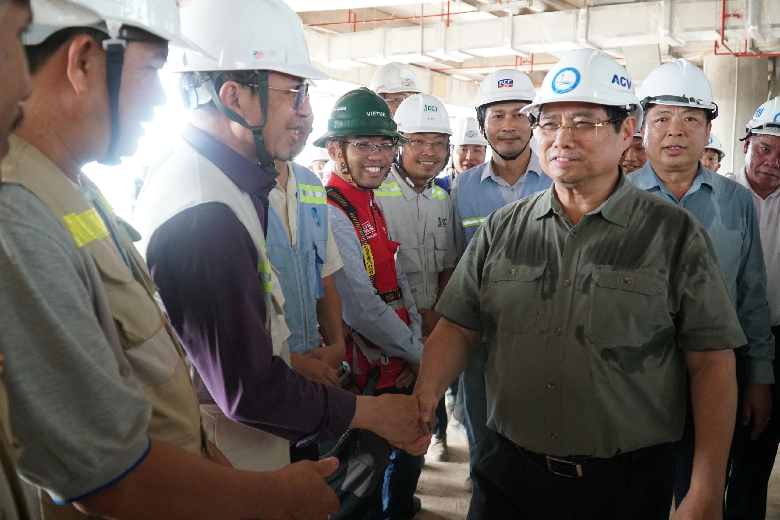 Thủ tướng thăm hỏi, động viên các công nhân, kỹ sư đang làm việc tại công trường