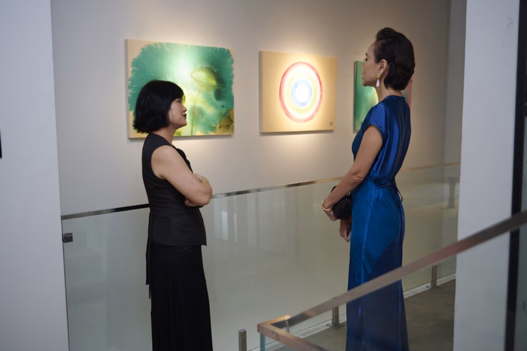 Tranh của Hương Color được sáng tác trên chất liệu giấy dó. Cô cũng trưng bày các tác phẩm gốm tại triển lãm (Ảnh: Ban tổ chức).
