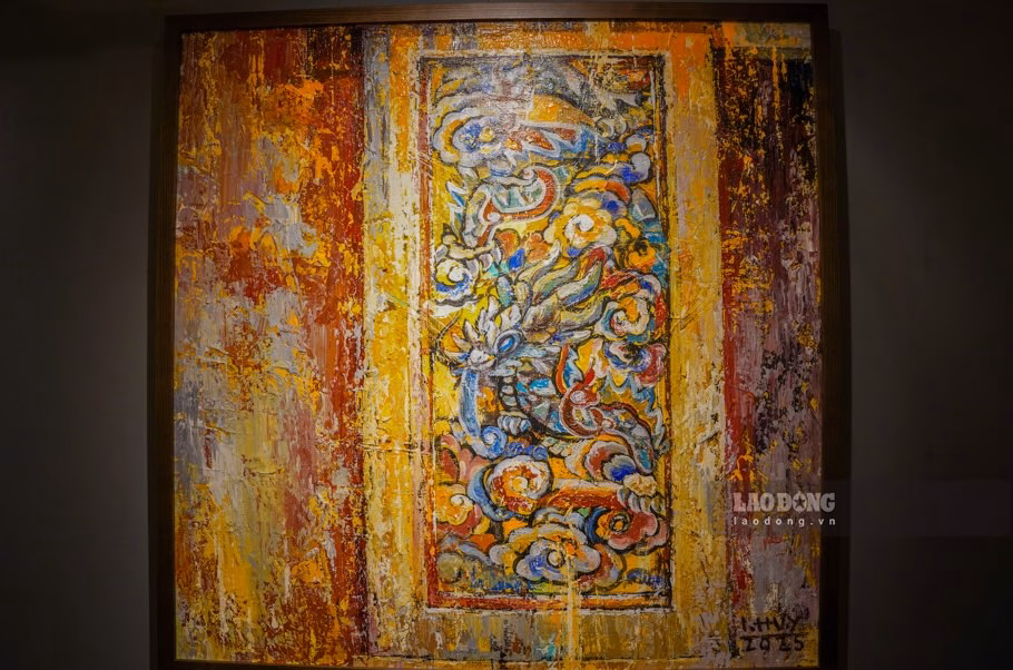 Trong di sản văn hóa cung đình Huế, Tứ linh là hình ảnh quen thuộc nhưng phong phú và biến hóa trong cách thể hiện, từ trang trí kiến trúc - điêu khắc liên quan đến các ngành nghề thủ công truyền thống như nề ngõa, pháp lam, gốm, đúc đồng, khám cẩn, chạm khắc gỗ, sơn mài, thêu, dệt…