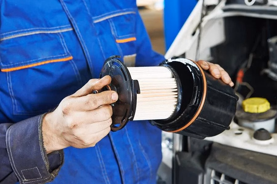 Khi đổ phải xăng "bẩn", người dùng buộc phải thay lọc xăng mới sau khi súc rửa bình xăng. Ảnh: Dailyxe