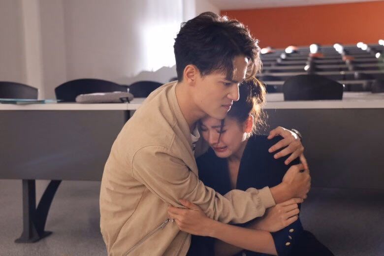 Đám cưới: bố ruột và bố dượng cùng chia sẻ khoảnh khắc Cặp đôi và hai người cha cùng đứng trên sân khấu ngày cưới