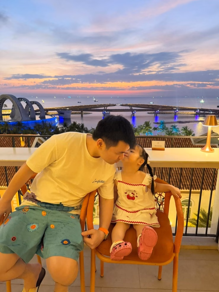 Đỗ Vinh Quang v&agrave; gia đ&igrave;nh trong ho&agrave;ng h&ocirc;n Ph&uacute; Quốc