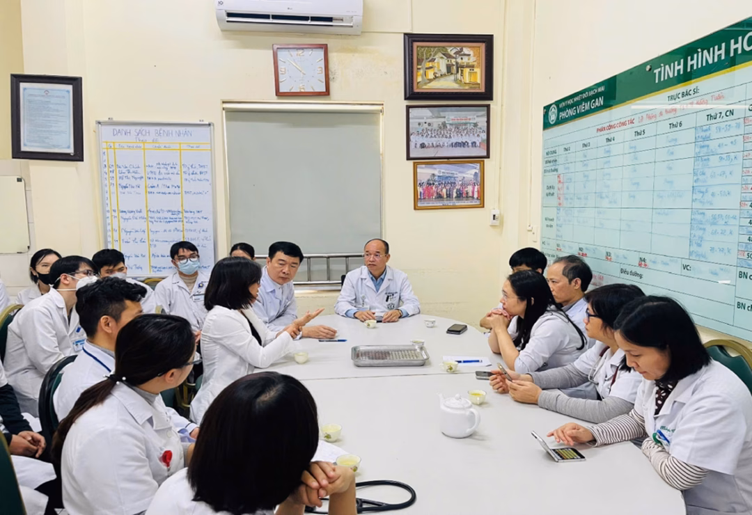 Hội chẩn đa chuyên khoa tại Bệnh viện Bạch Mai Liên tục các buổi hội chẩn tìm phương án điều trị