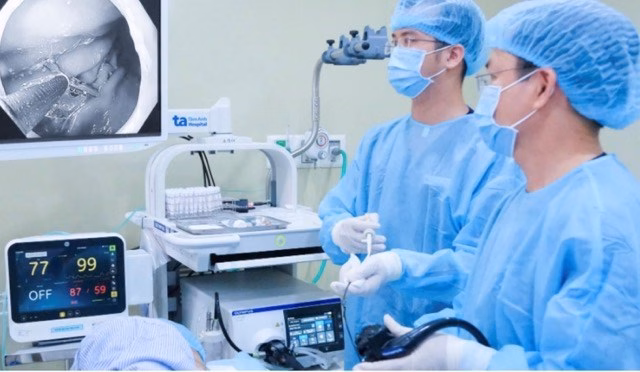 B&aacute;c sĩ nội soi dạ d&agrave;y cho trẻ bệnh nhi