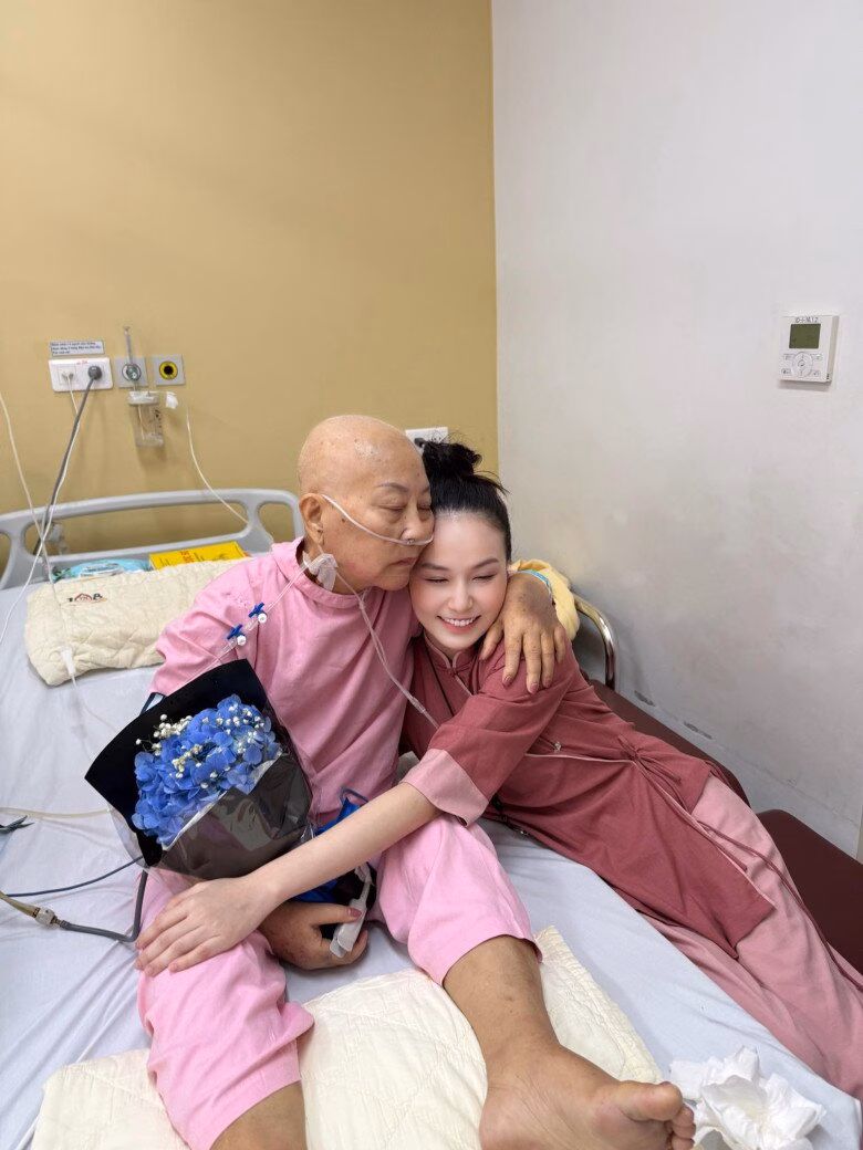 Thu Hương chăm sóc mẹ chồng trong bệnh viện Thu Hương chăm sóc mẹ chồng tại bệnh viện