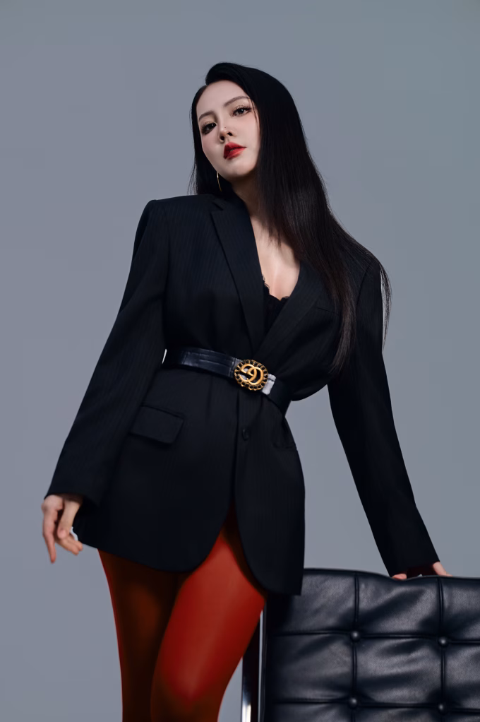 Thụy Vân - phong cách sexy sau sinh Thụy Vân trong váy vest táo bạo, lộ nội y và trang điểm sắc nét