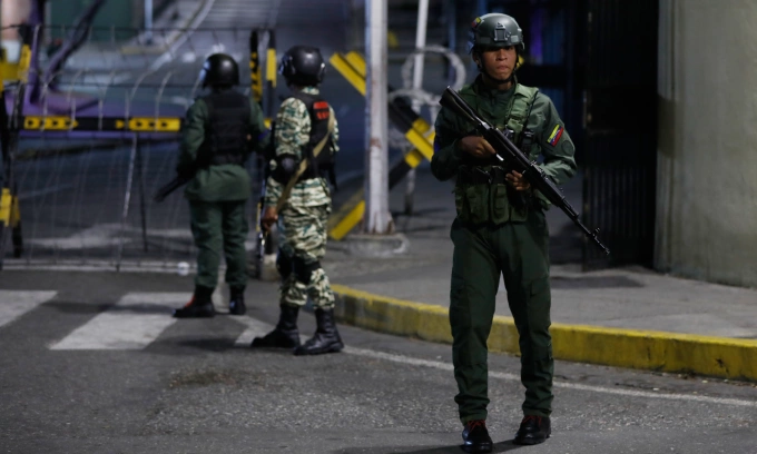 Vệ binh Venezuela quanh khu vực Tổng thống Binh sĩ Venezuela canh gác tại khu vực xung quanh phủ tổng thống ở Caracas hôm 3/1. Ảnh: AP