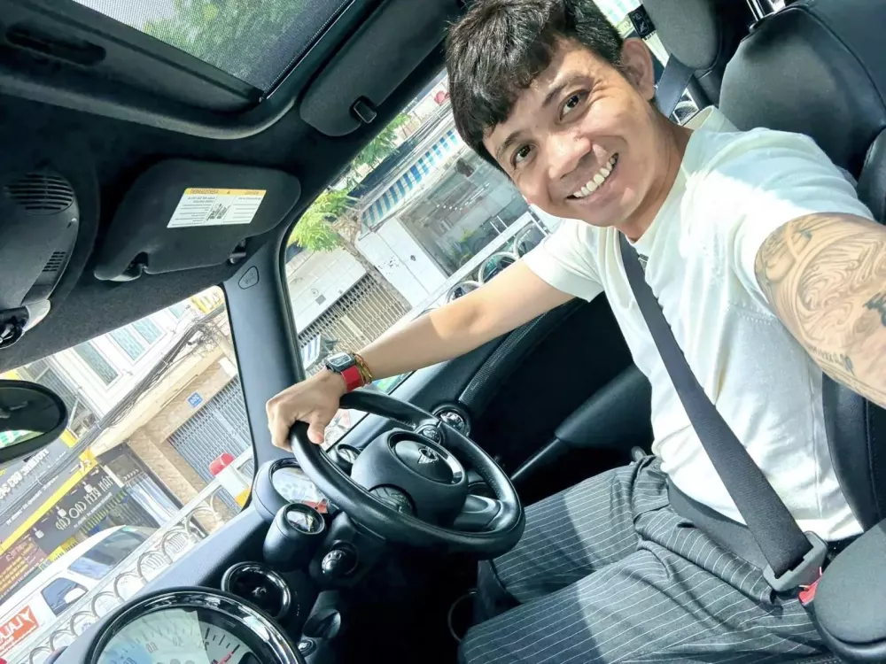 Minh Nhựa lái Mini Cooper S xuống phố Minh Nhựa lái Mini Cooper S xuống phố