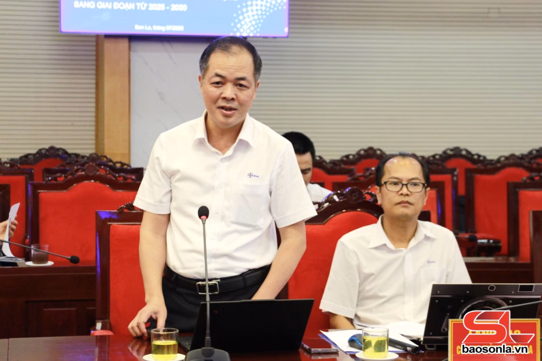 Chủ tịch UBND tỉnh: ‘Phải làm kỹ việc điều chỉnh tiến độ mở rộng Nhà máy Thủy điện Sơn La’ Lãnh đạo Công ty thủy điện Sơn La báo cáo đề xuất tại cuộc họp.