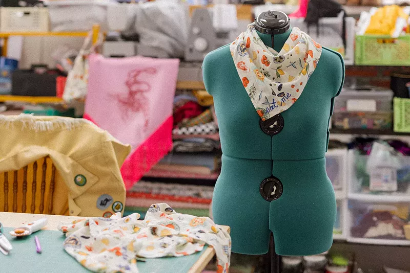 Mỹ ra mắt bandana ăn hợp tác, giới làm đẹp háo hức săn lùng