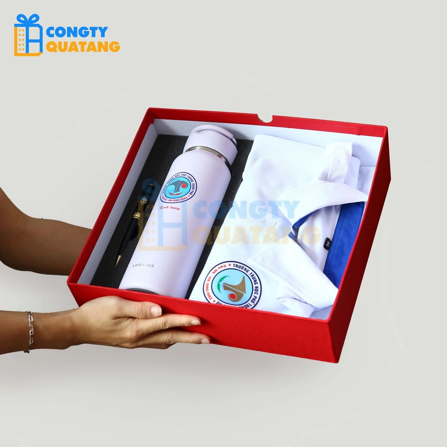 Quà Tặng Doanh Nghiệp Cao Cấp – Giải Pháp Độc Đáo Từ Công Ty Quà Tặng DTH Set quà bình nước, bút kim loại và áo đồng phục in logo