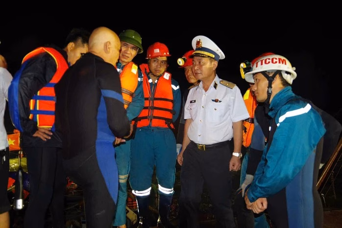 Tàu du lịch lật trên vịnh Hạ Long: 8 người được cứu, tiếp tục tìm kiếm nạn nhân còn lại Lực lượng thợ lặn vẫn tích cựu tìm kiểm các nạn nhân vào đêm 19-7