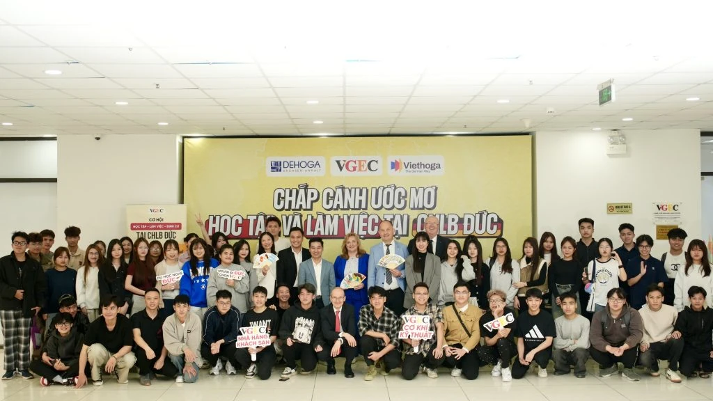 Du học nghề đầu bếp tại Đức – Cơ hội việc làm hấp dẫn với thu nhập cao Học viên VGEC giao lưu cùng các đại diện của DEHOGA Sachsen-Anhalt.