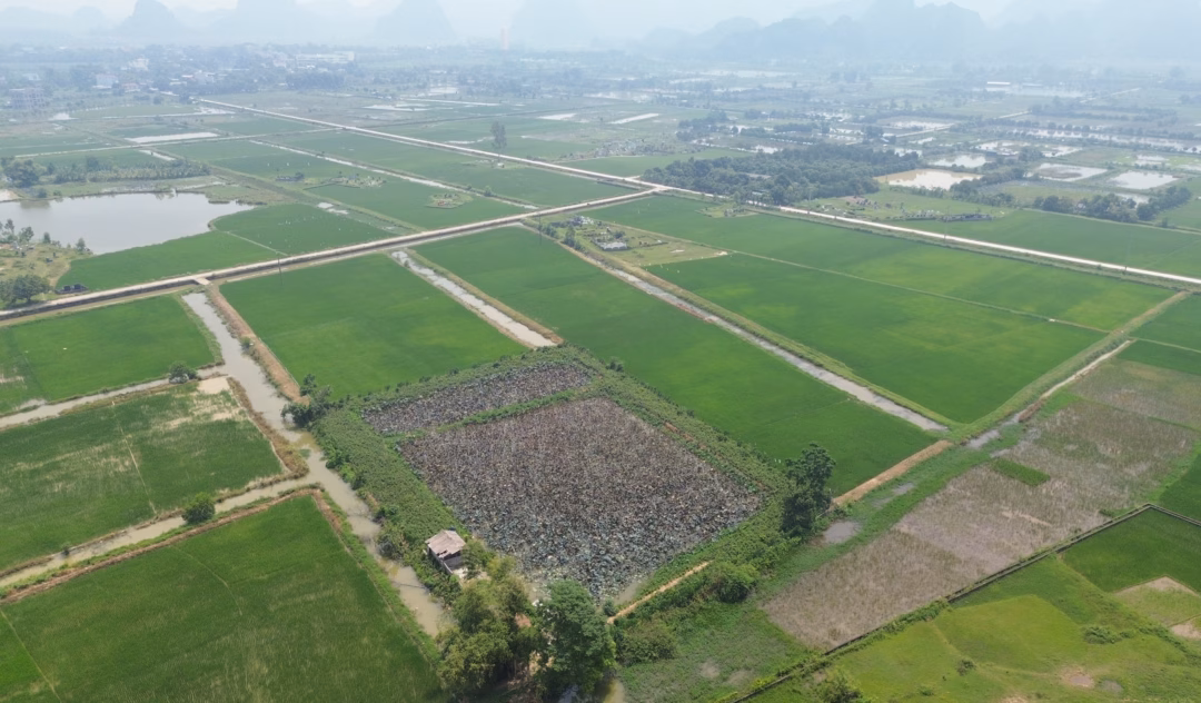 Hà Nội ô nhiễm không khí nghiêm trọng, vùng quê thủ đô cũng mịt mù Khoảng 11 giờ trưa cùng ngày, nhiều cánh đồng, vườn cây ăn quả lẫn những dãy núi đá vôi ở xã Mỹ Đức vẫn chìm trong lớp không khí vẩn đục
