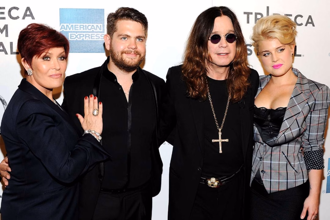 Huyền thoại nhạc rock Ozzy Osbourne qua đời ở tuổi 76 Ozzy Osbourne bên vợ, bà Sharon, và 2 con (Ảnh: People).