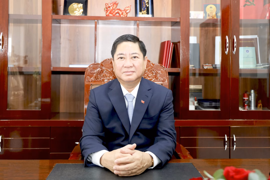 Nhân viên Trung tâm Phục vụ hành chính công phường Phan Rang hướng dẫn người dân đăng ký thủ tục hành chính điện tử. Ảnh: HỒNG NGUYỆT