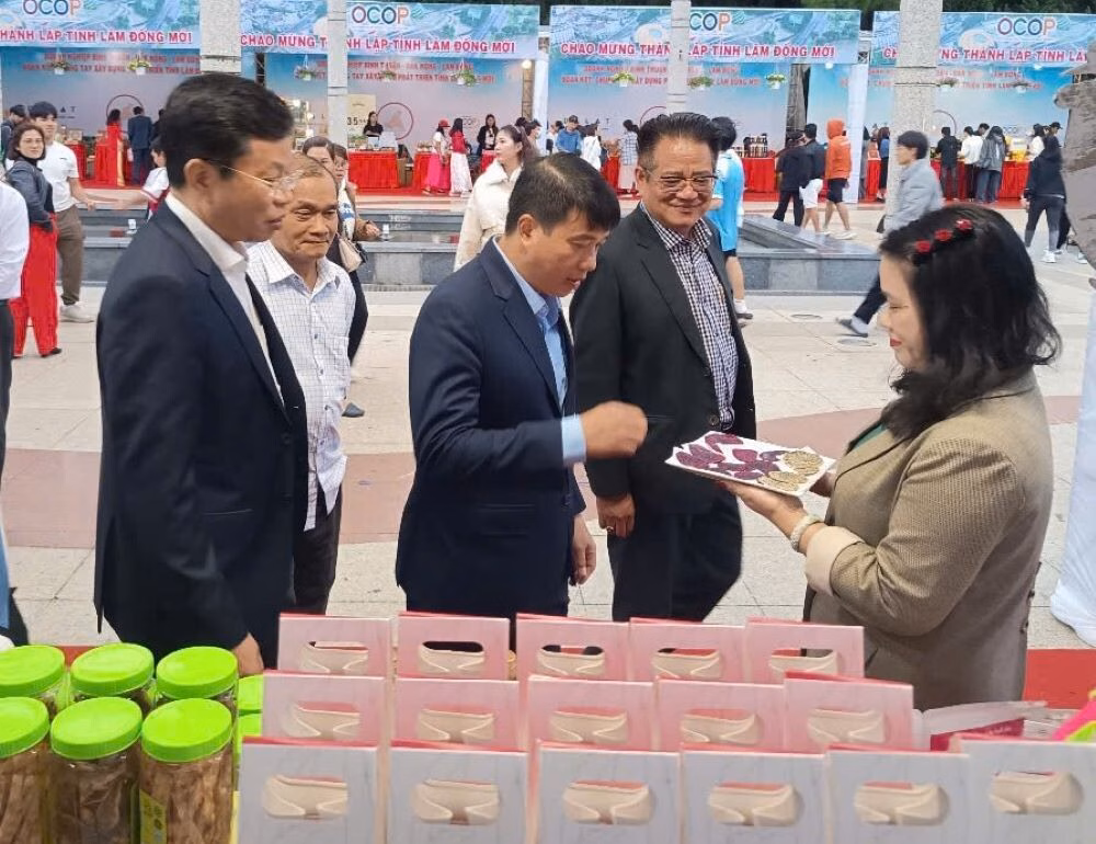 Đưa các sản phẩm OCOP lên bán hàng trên các nền tảng số. Ảnh: Uyên Thảo