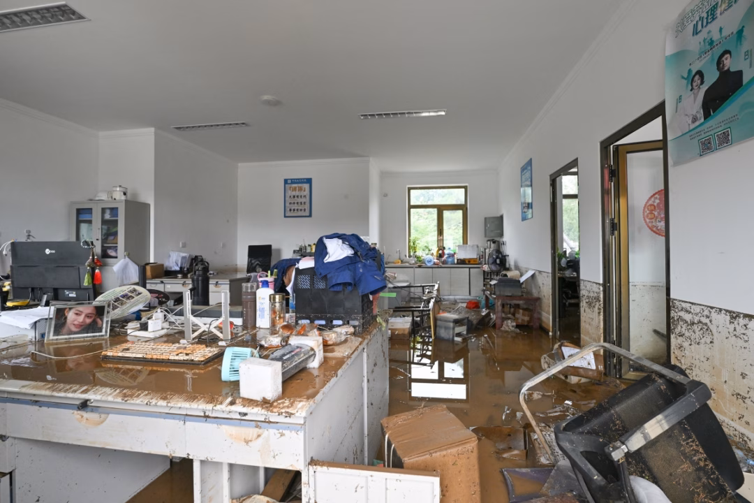 Lũ lụt nghiêm trọng ở Bắc Kinh, 30 người thiệt mạng và hàng nghìn người sơ tán Bùn đất bám đầy tường, sàn nhà, bàn ghế, đồ đạc trong một văn phòng.