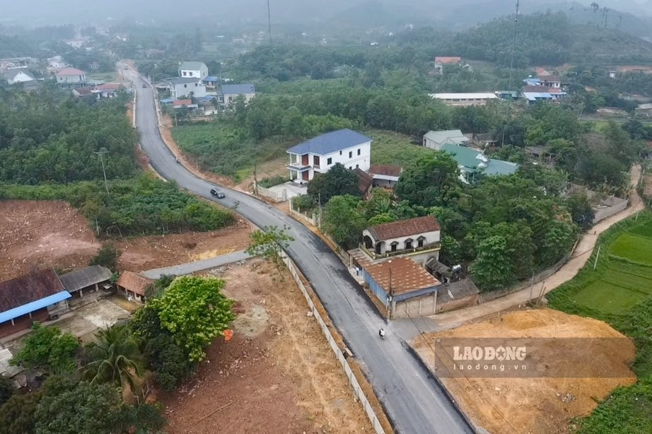 Thái Nguyên đầu tư trăm tỉ phát triển du lịch sinh thái vùng hồ Hình hài tuyến đường nối hồ Suối Lạnh ở Thái Nguyên mở lối phát triển kinh tế. Ảnh: Nguyễn Hoàn