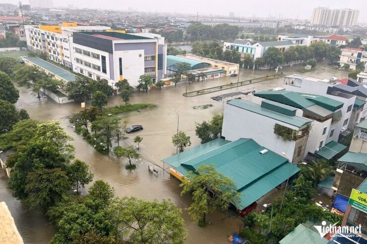 Thanh Hóa: Mưa lớn gây ngập nghiêm trọng, nhiều ô tô bị hư hại Tầng 1 khu chung cư Đông Phát nước ngập mấp mé nhà. Ảnh: Lê Dương