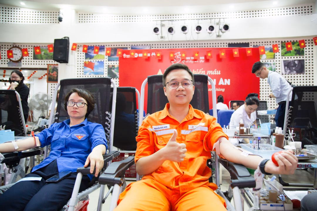 30.000 đơn vị máu cần thiết cho điều trị và cấp cứu trong dịp hè “Với tôi, mỗi lần hiến máu là một lần vui, một lần tinh thần được tái tạo”, anh Đức Anh hân hoan nói.