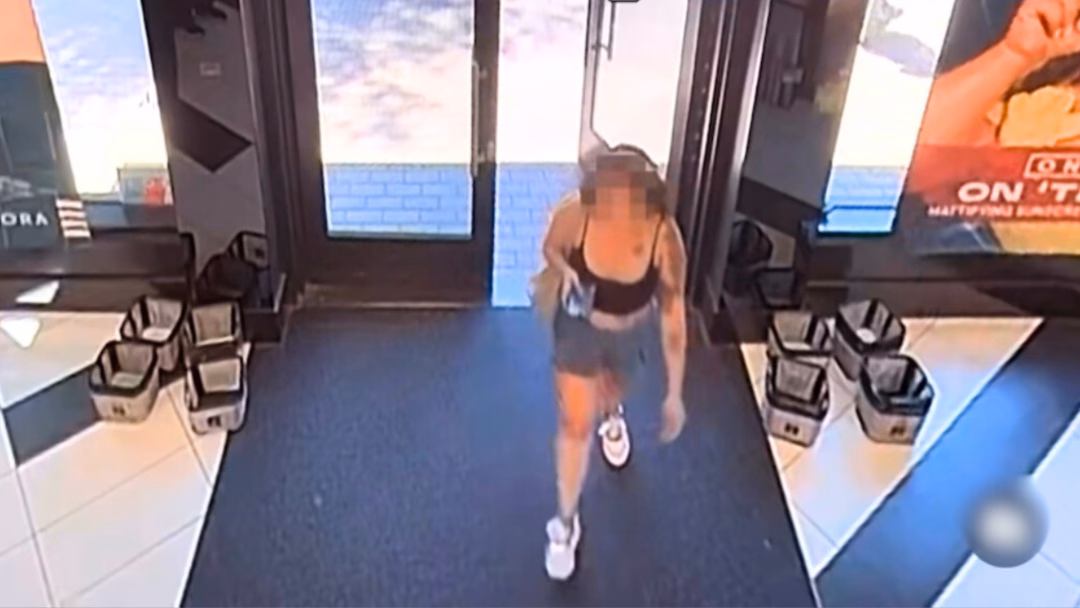 Cô gái bị bắt vì ăn cắp hàng trăm đô mỹ phẩm từ cửa hàng Sephora Surveillance cameras captured the female suspect entering a Sephora beauty store at the Irvine Spectrum Center mall in Irvine and stealing over $900 worht of beauty products on July 30, 2025. (Irvine Police Department)