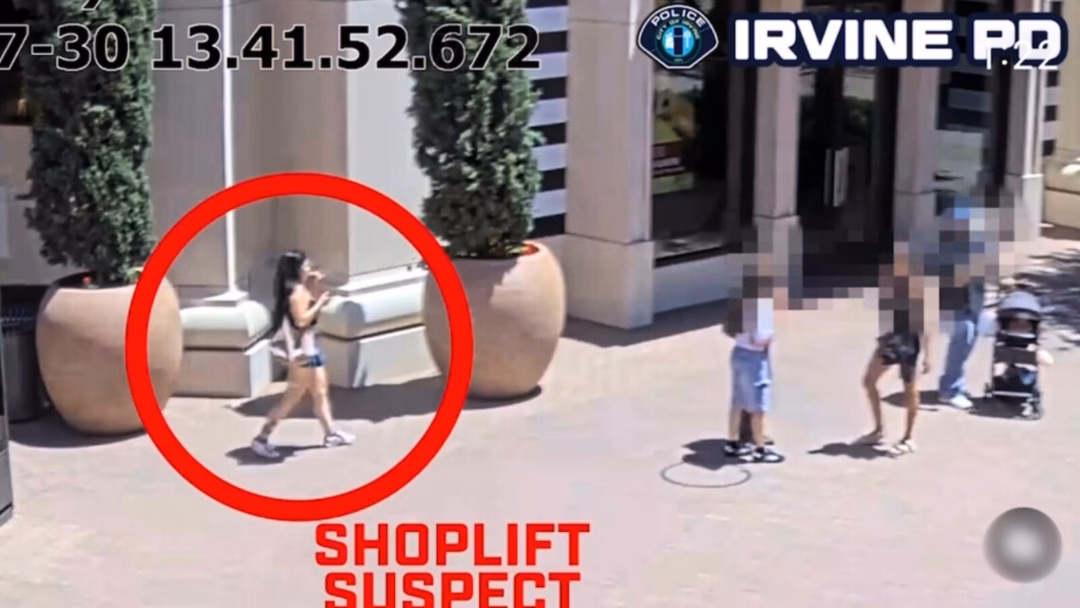 Cô gái bị bắt vì ăn cắp hàng trăm đô mỹ phẩm từ cửa hàng Sephora Surveillance cameras captured the female suspect entering a Sephora beauty store at the Irvine Spectrum Center mall in Irvine and stealing over $900 worht of beauty products on July 30, 2025. (Irvine Police Department)