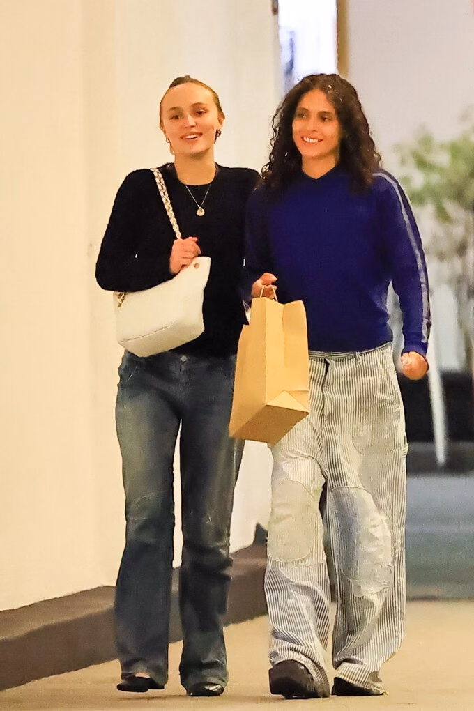 Lily-Rose Depp và bạn trai thể hiện tình cảm lãng mạn tại Beverly Hills Hai cô gái thể hiện tình yêu say đắm bên ngoài nhà hàng. Ảnh: Backgrid