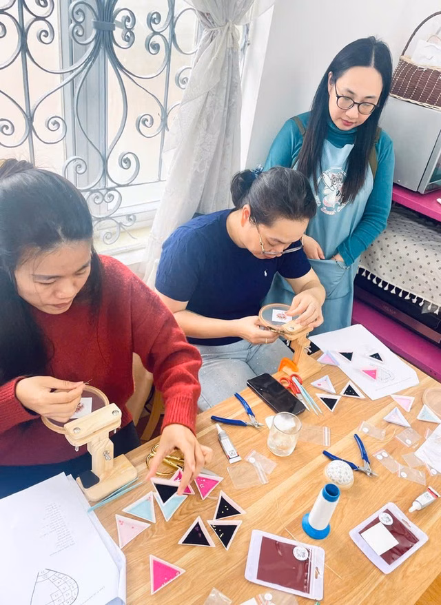 Chị My (đứng) hướng dẫn học viên làm ghim cài áo