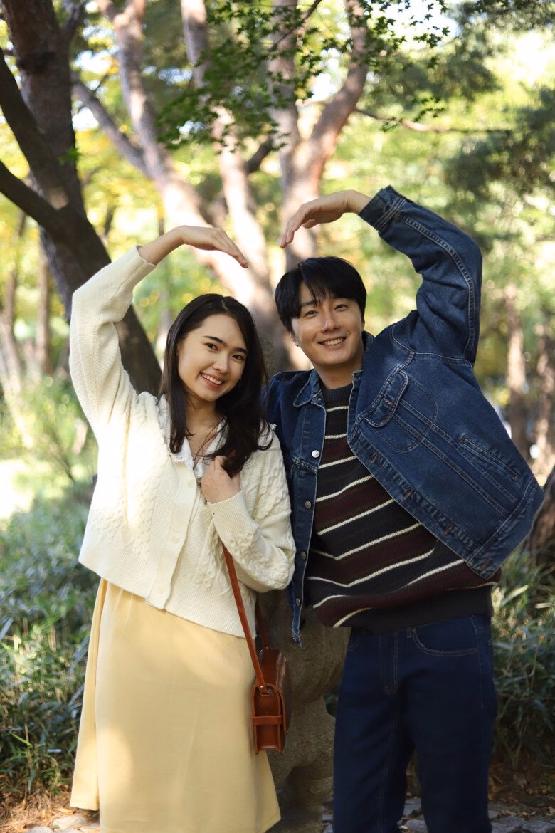 Nữ diễn viên nhí Juliet Bảo Ngọc gây ấn tượng trong phim Việt – Hàn Về phía sao nam Gia Đình Là Số 1 Jung Il Woo, anh không ngần ngại dành những lời khen cho “vợ màn ảnh” của mình: “Juliet Bảo Ngọc nói tiếng Anh khá tốt, nên giữa tôi và cô ấy gần như không có rào cản ngôn ngữ. Tôi cũng cảm nhận được tinh thần làm việc chăm chỉ, nghiêm túc của cô ấy, điều đó khiến tôi phải nỗ lực hết sức để hoàn thành vai diễn tốt nhất. Cả hai đã cùng đạo diễn trao đổi, xây dựng nhân vật kỹ lưỡng và tôi hy vọng kết quả sẽ khiến khán giả hài lòng”.