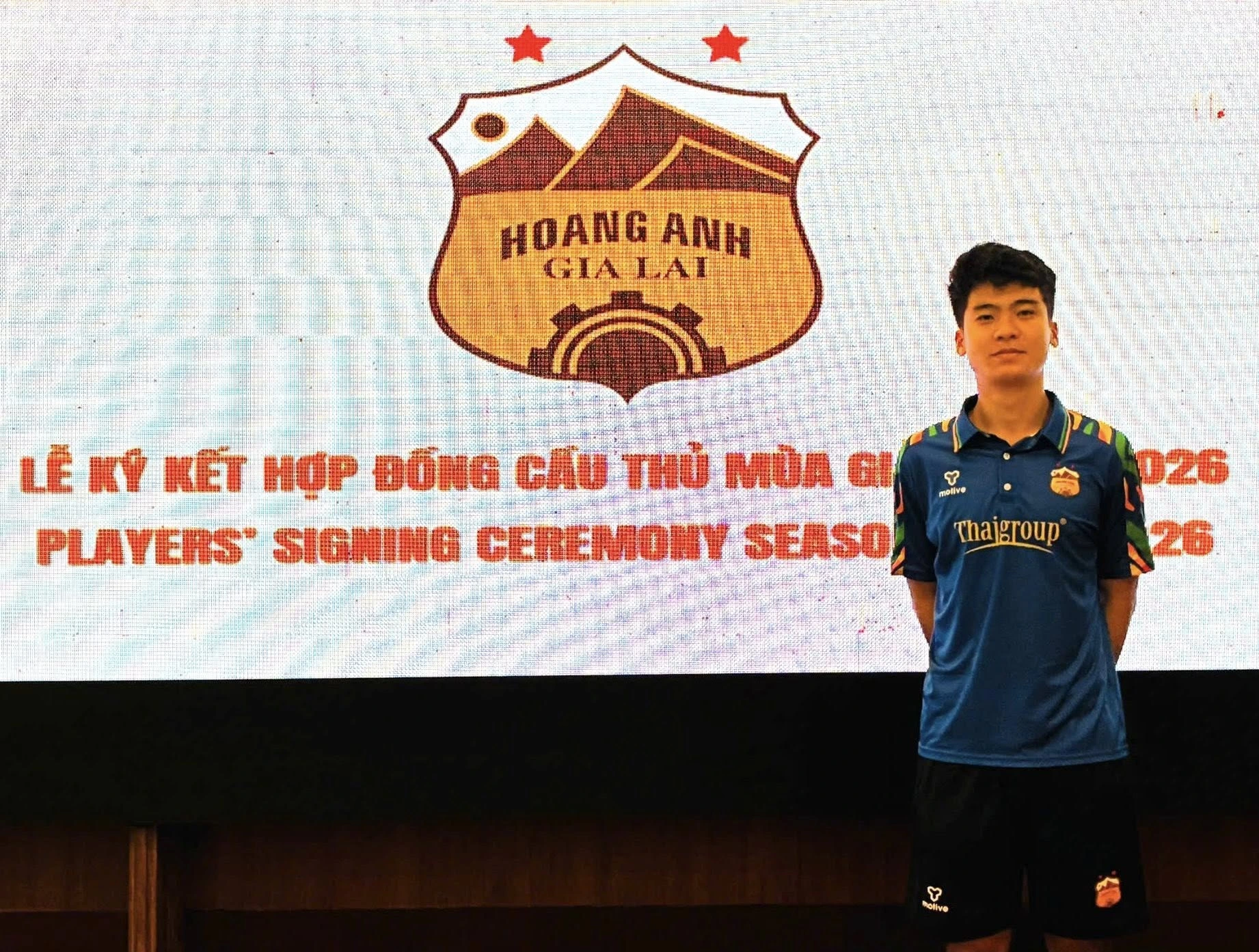 “Siêu nhân” bóng đá Việt Nam tái xuất: Trần Gia Huy ký hợp đồng với HAGL 'Siêu nhân' Trần Gia Huy ngày nào, nay đã khoác áo HAGL đá V-League - Ảnh 7.