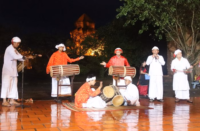 Biểu diễn nghệ thuật d&acirc;n gian Cham dưới &aacute;nh đ&egrave;n tại th&aacute;p P&ocirc; Sah Inư