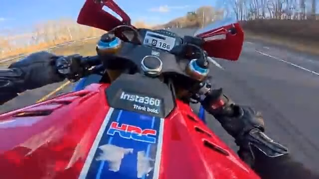 Tay lái môtô bị bắt sau khi đăng video chạy xe hơn 300 km/h Tay lái môtô vượt tốc độ 300 km/h bị bắt tại Connecticut