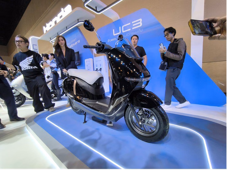 Thiết kế fastback v&agrave; đ&egrave;n LED ng&agrave;y của Honda UC3