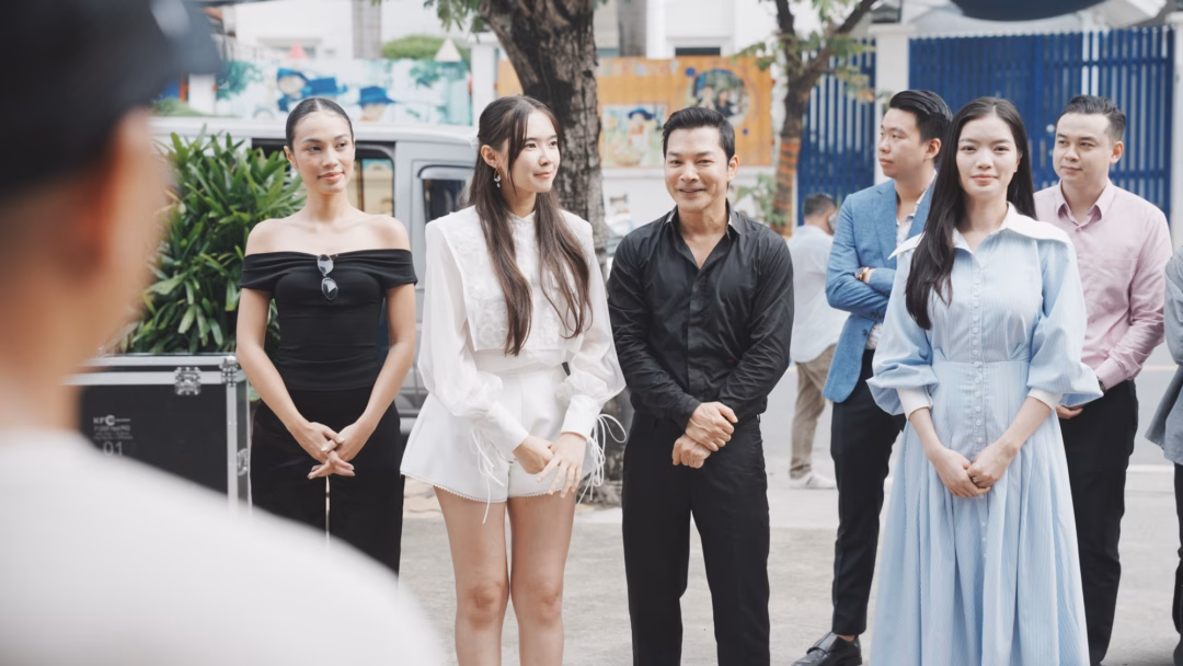Trần Bảo Sơn cùng các diễn viên