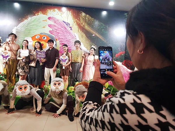 Khán giả chụp ảnh lưu niệm với các nghệ sĩ Khán giả chụp ảnh lưu niệm với các nghệ sĩ