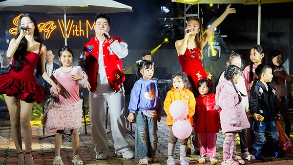 Các nghệ sĩ Nhà hát Trưng Vương Đà Nẵng hát cùng các cháu thiếu nhi trong chương trình Các nghệ sĩ Nhà hát Trưng Vương Đà Nẵng hát cùng các cháu thiếu nhi trong chương trình