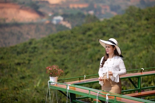 'Nữ tướng' Lê Hoàng Diệp Thảo gây sốt với nhan sắc tuổi 50 quý phái, sang chảnh - Ảnh 4 'Nữ tướng' Lê Hoàng Diệp Thảo gây sốt với nhan sắc tuổi 50 quý phái, sang chảnh - Ảnh 4