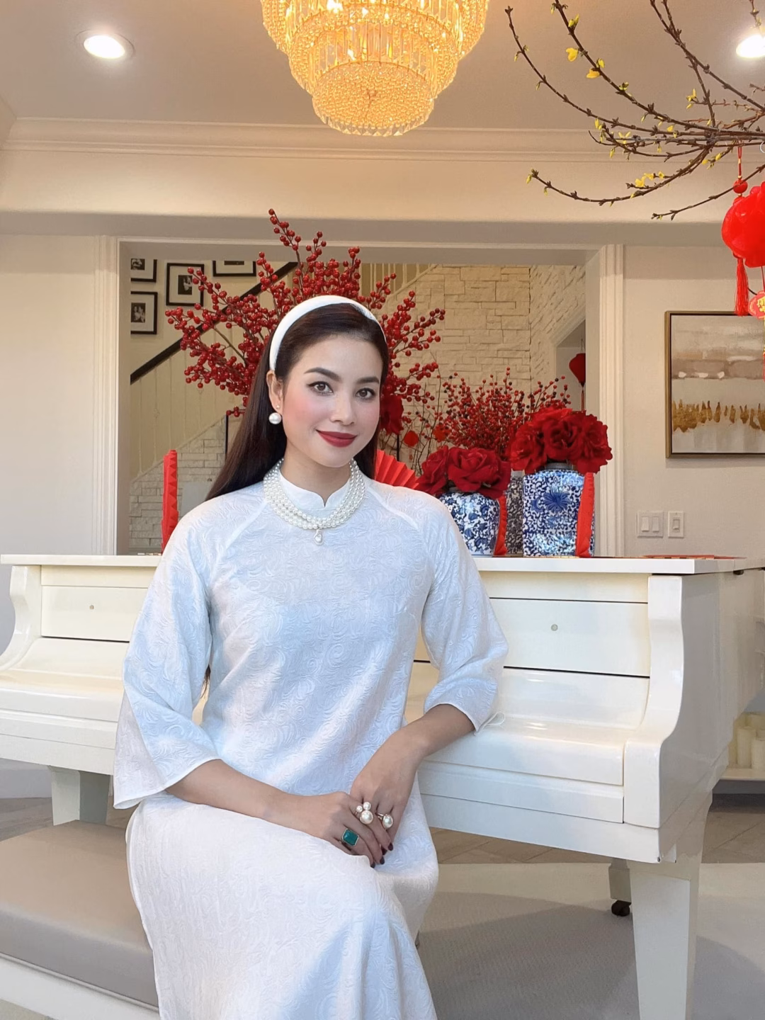 Phạm Hương trang điểm 'kỹ càng', toát lên 'thần thái' dâu hào môn Phạm Hương trang điểm tinh tế