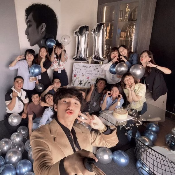 Sơn Tùng hào hứng chụp ảnh kỷ niệm cùng nhân viên công ty Sơn Tùng hào hứng chụp ảnh kỷ niệm cùng nhân viên công ty