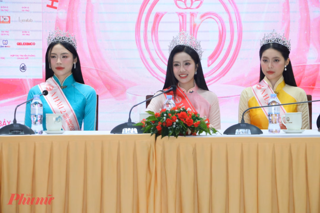 Hoa hậu Hà Trúc Linh, á hậu1 Trần Ngọc Châu Anh, á hậu2 Nguyễn Thị Vân Nhi tại buổi họp báo