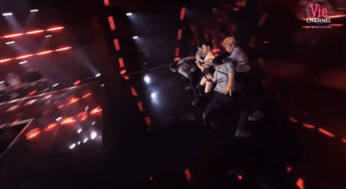 Bích Phương bùng nổ trong màn trình diễn sexy dance trên sân khấu Em Xinh Say Hi Các Em Xinh, khán giả trường quay và cư dân mạng “há hốc” trước màn lột xác của Bích Phương